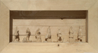 Gura 11, Holzskulptur im Kasten